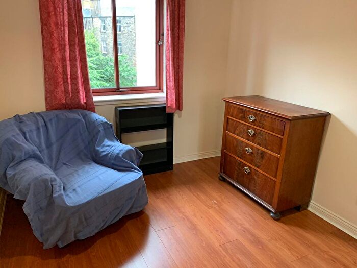 2 Bedroom Flat To Rent In High Riggs, Edinburgh, EH3