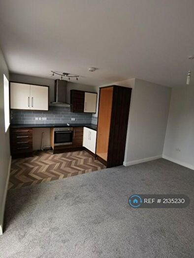 2 Bedroom Flat To Rent In Spen Lane, Leeds, LS16