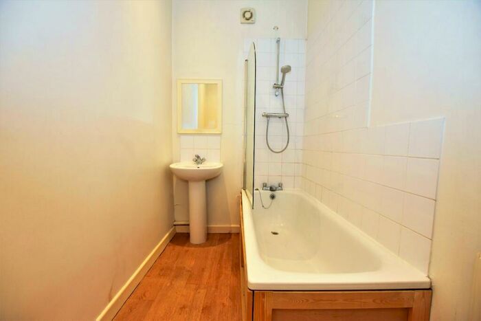 1 Bedroom Flat To Rent In High Street, Cheltenham, Gloucestershire, GL50