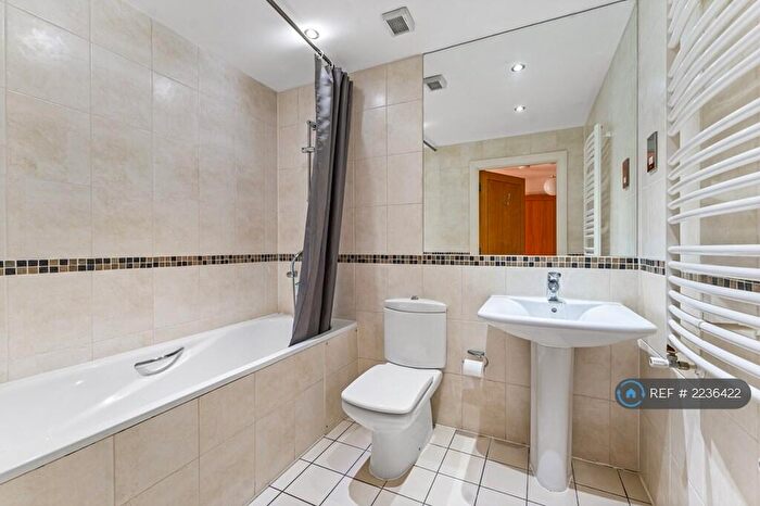 2 Bedroom Flat To Rent In Brook Parade, Chigwell, IG7