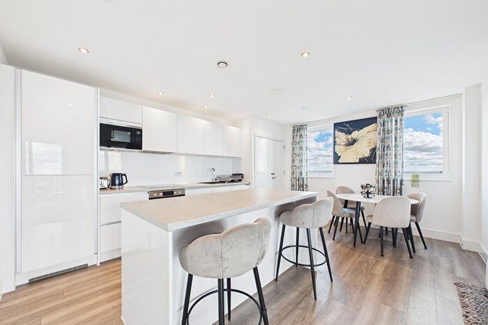 3 Bedroom Flat To Rent In Healum Avenue, Southall, UB2
