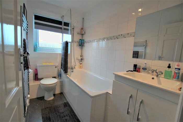 2 Bedroom Flat To Rent In Essex Close, Rayleigh, SS6