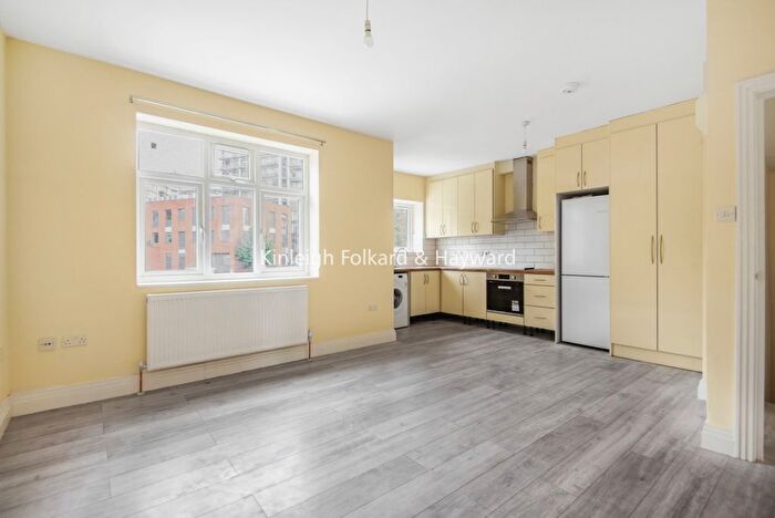 3 Bedroom Flat To Rent In Western Avenue, London, W3