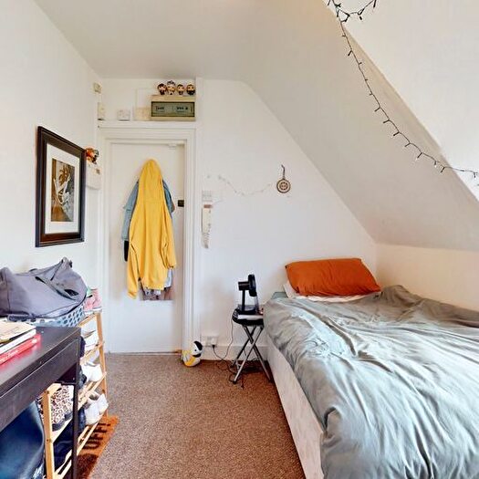 Studio To Rent In Golders Green Road, London, NW11