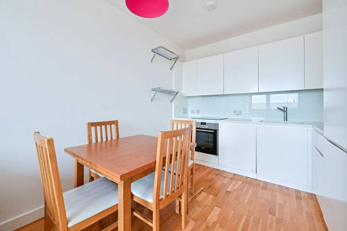 2 Bedroom Flat To Rent In Amelia Street, Elephant And Castle, London, SE17