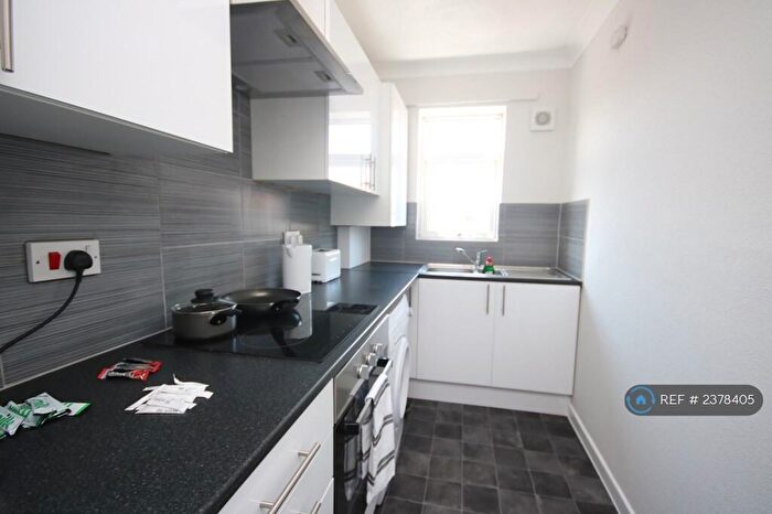 3 Bedroom Flat To Rent In Malmesbury Park Road, Bournemouth, BH8