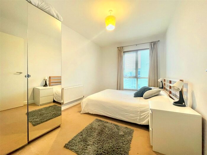 2 Bedroom Flat To Rent In Gweal Avenue, Reading, Berkshire, RG2