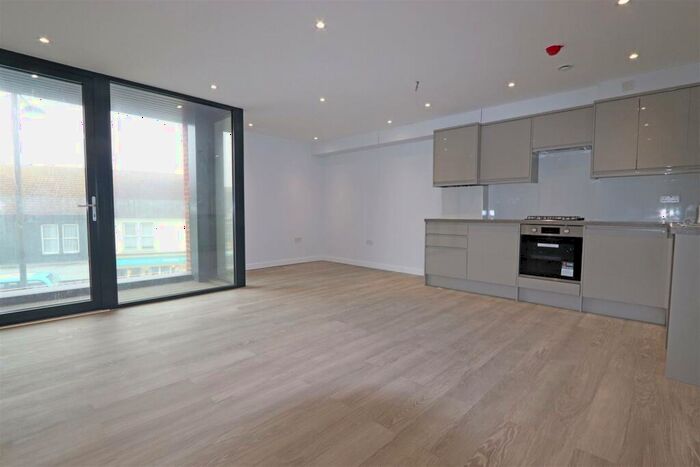 3 Bedroom Flat To Rent In London Road, Westcliff-On-Sea, SS0