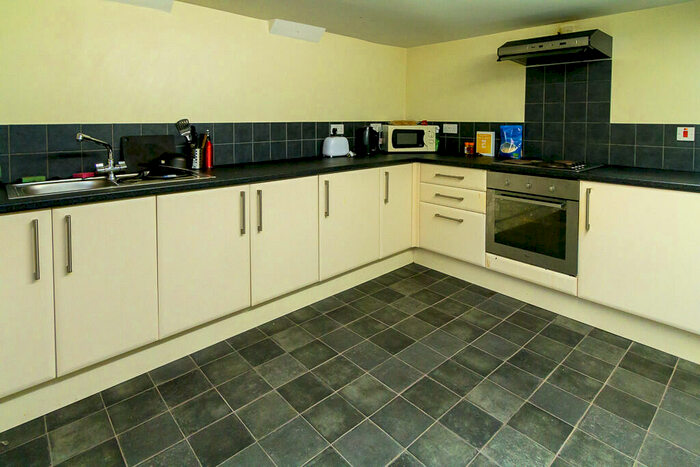 5 Bedroom House To Rent In Grove Gardens, Leeds, LS6