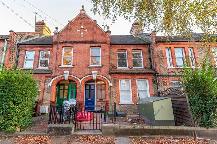 3 Bedroom Apartment To Rent In Courtenay Road, London, E17