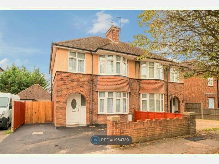 3 Bedroom Semi-Detached House To Rent In Kingsbrook Road, Bedford, MK42