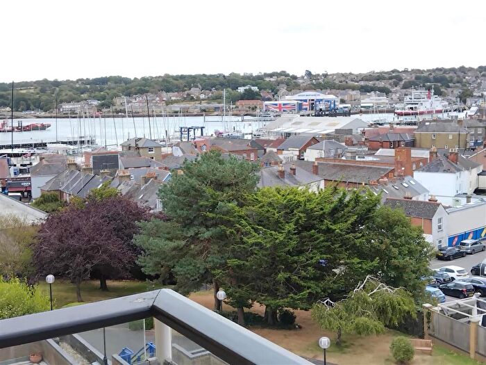 3 Bedroom Apartment For Sale In Admiral Gardens, Cowes, PO31