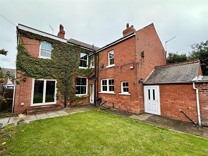 4 Bedroom Semi-Detached House To Rent In Bentley Road, Bentley, Doncaster, DN5