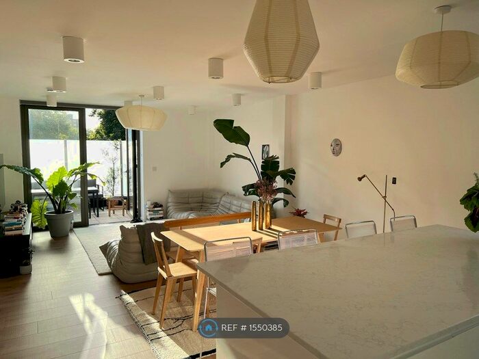 2 Bedroom Flat To Rent In Helmsley Place, London, E8