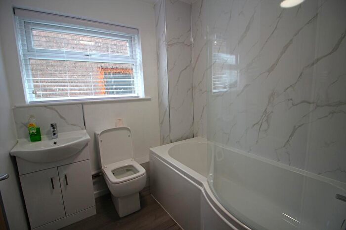 2 Bedroom Flat To Rent In Evesham Walk, Middleton, M24