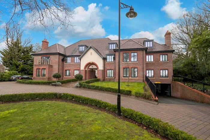 3 Bedroom Flat To Rent In High Road, Chigwell, IG7