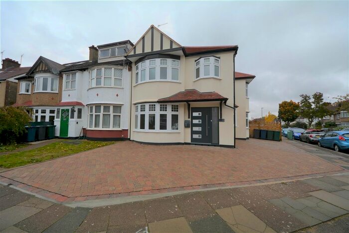 4 Bedroom Property To Rent In Woodberry Way, North Finchley, N12