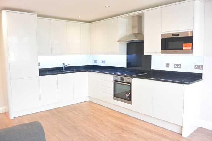 4 Bedroom Flat To Rent In Golders Rise, London, NW4