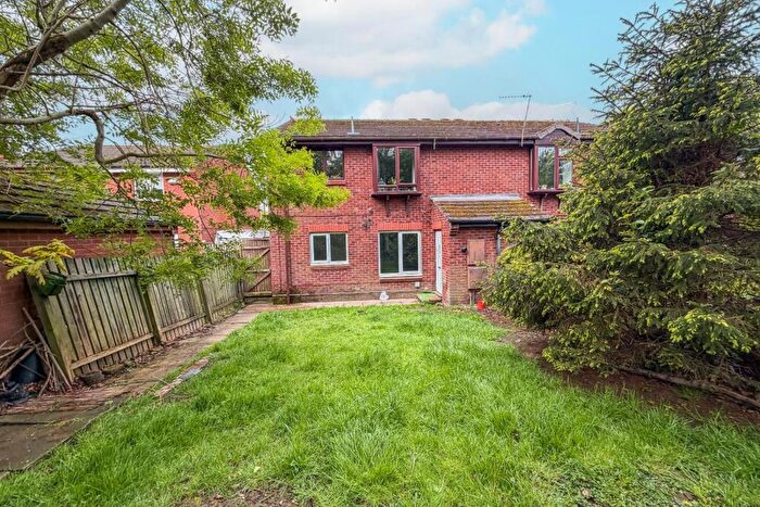 2 Bedroom Flat To Rent In Heron Grove, Shadwell, Leeds, LS17