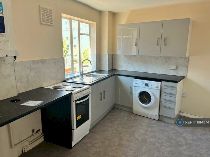 3 Bedroom Maisonette To Rent In Victoria Way, Woking, GU21