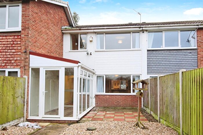 3 Bedroom Town House For Sale In Garland Drive, Leeds, LS15