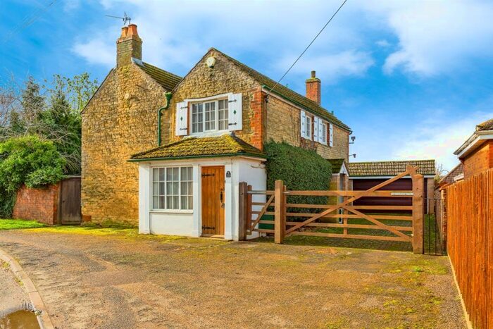 4 Bedroom Detached House For Sale In Carlow Road, Ringstead, Kettering, NN14