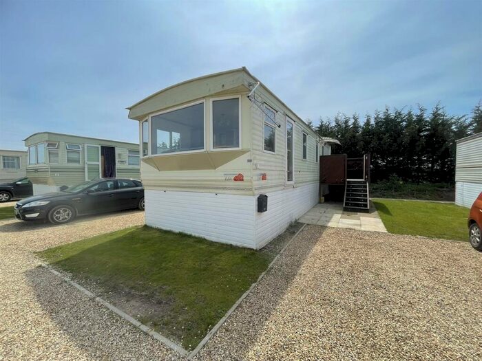 2 Bedroom Mobile Home To Rent In Clay Lake, Caravan Park, Spalding, PE12