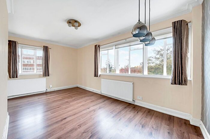 2 Bedroom Flat For Sale In Hanger Green, Ealing, W5