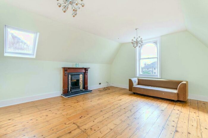 3 Bedroom Flat To Rent In Burnt Ash Hill, Lee, London, SE12