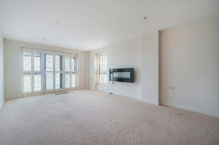 2 Bedroom Apartment For Sale In The Esplanade, Bognor Regis, West Sussex, PO21