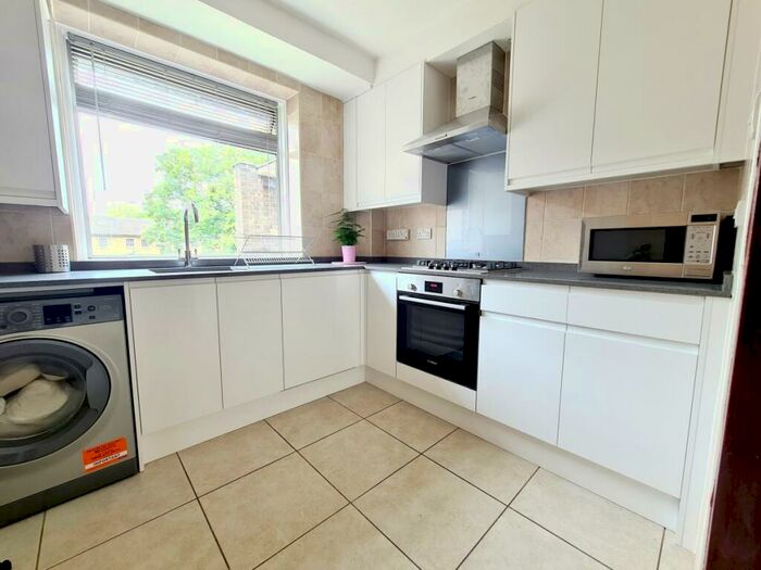 3 Bedroom Flat To Rent In Grice Court, Islington, N1