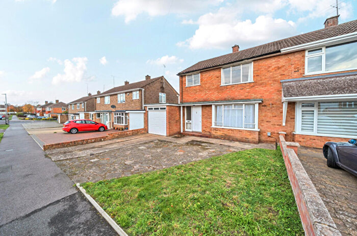 3 Bedroom Semi Detached House For Sale In Appleby Gardens, Dunstable, Bedfordshire, LU6