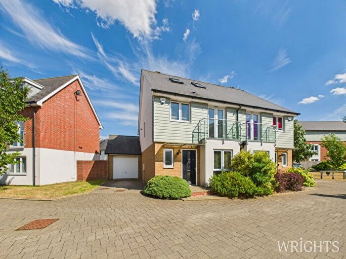 4 Bedroom Semi-Detached House For Sale In Appletree Way, Welwyn Garden City, AL7