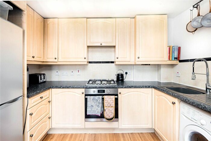 1 Bedroom Flat For Sale In Mile End Road, Stepney, London, E1