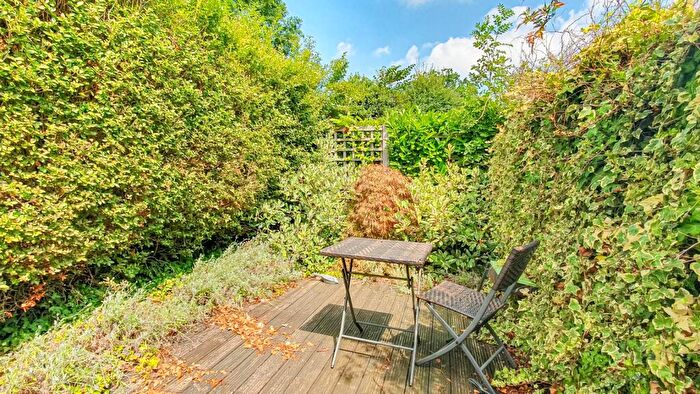 2 Bedroom Maisonette For Sale In Bells Hill, Barnet, EN5