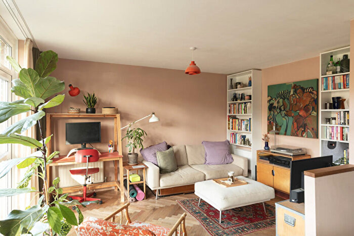 1 Bedroom Flat For Sale In Harfield Gardens, Grove Lane, Camberwell, SE5