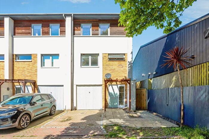 3 Bedroom End Of Terrace House For Sale In Broomhill Way, Poole, BH15