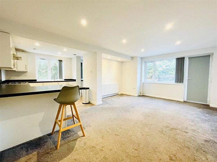 2 Bedroom Flat To Rent In Warwick Court, Solihull, B91