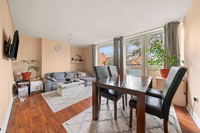 3 Bedroom Flat For Sale In Farlington Place, London, SW15