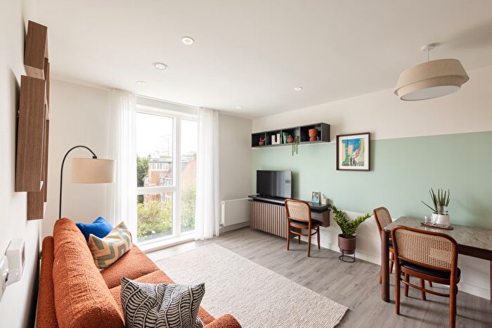 1 Bedroom Flat For Sale In Station Approach, London, N12