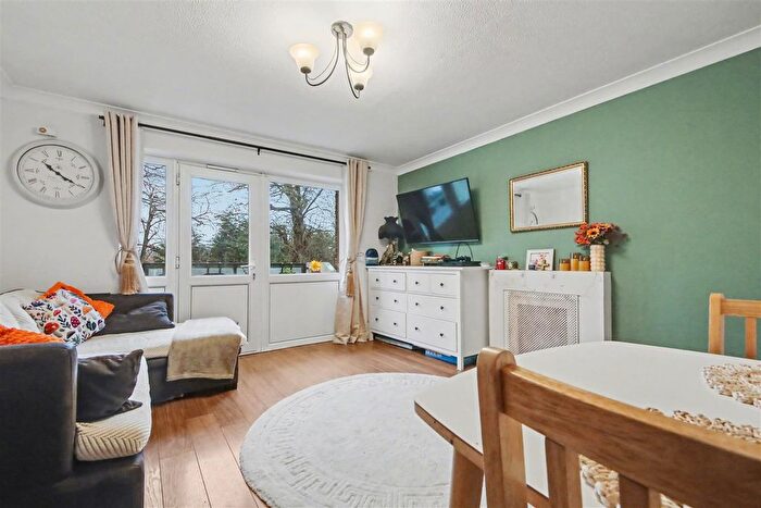 1 Bedroom Flat For Sale In Hawksmoor, Harris Lane, Shenley, WD7