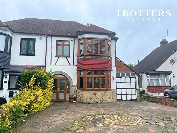 4 Bedroom Property To Rent In Stradbroke Grove, Ilford, IG5