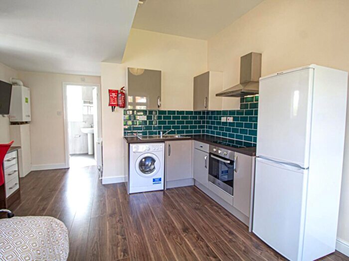 Apartment To Rent In Apt, Clarendon House #, LS2