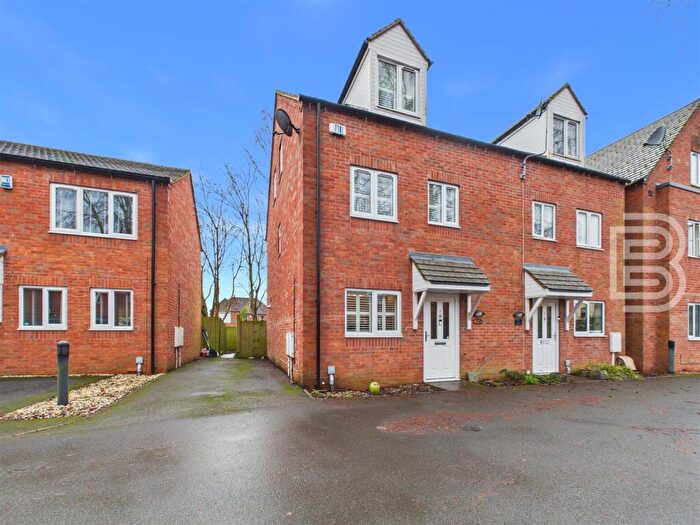 4 Bedroom Semi Detached House For Sale In Iverley Close, Rugby, CV21