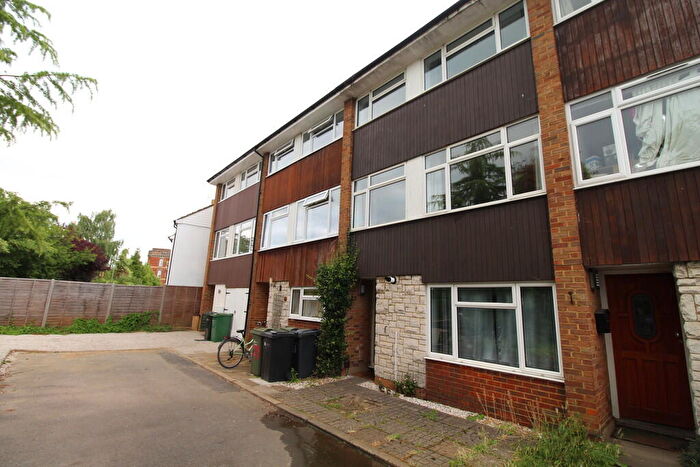 6 Bedroom Terraced House To Rent In Queens Drive, Guildford, GU2