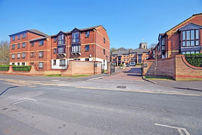 2 Bedroom Flat To Rent In Benhilton Gardens, Sutton, SM1
