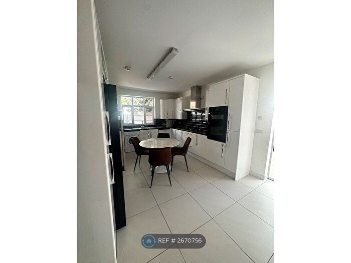 8 Bedroom Bungalow To Rent In Harlaxton Drive, Nottingham, NG7
