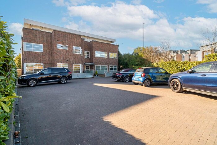 4 Bedroom Flat For Sale In Ashley Lane, Hendon, NW4