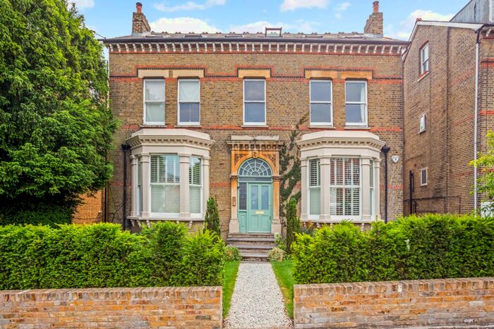 3 Bedroom Flat To Rent In Edge Hill, London, SW19