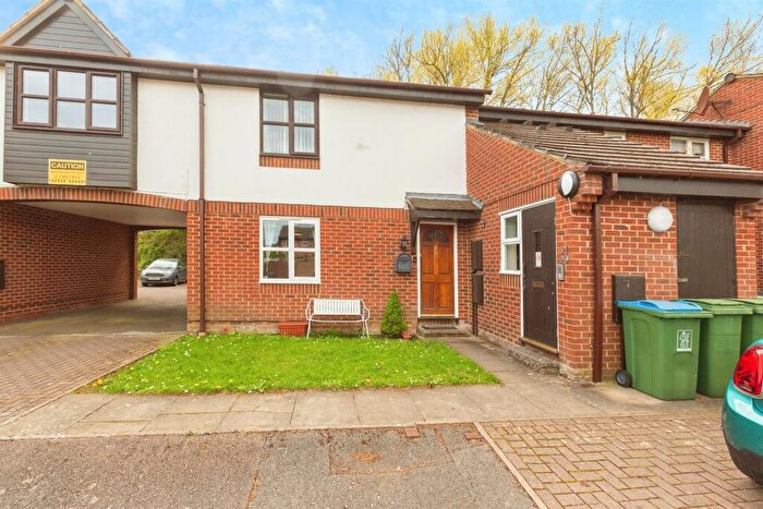 1 Bedroom Flat For Sale In Oat Close, Aylesbury, HP21